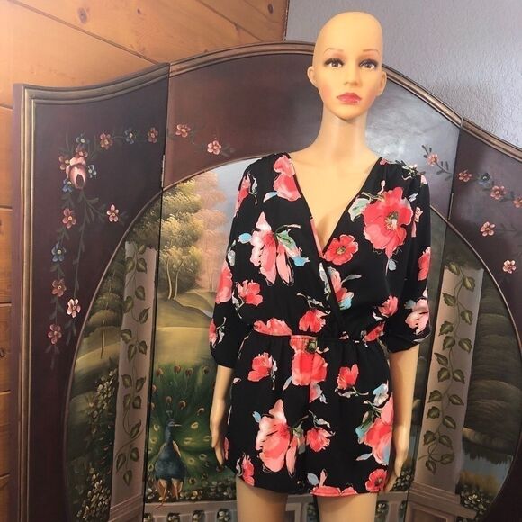 UK2LA Floral Short Romper Sz Small 3/4 Sleeve - Picture 1 of 4